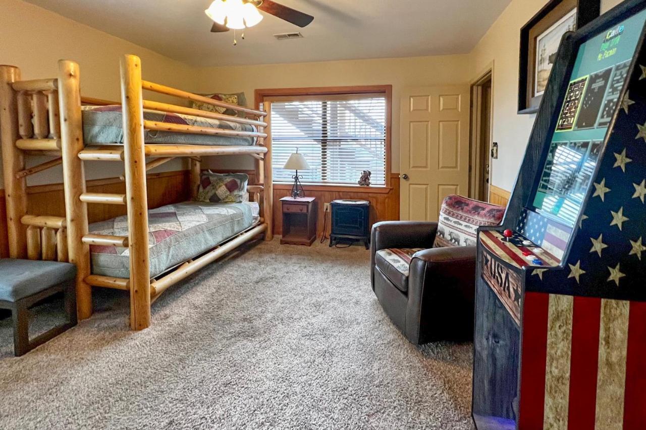 Smoky Mountain Retreat With Hot Tub, Arcade Games Villa Pigeon Forge Luaran gambar