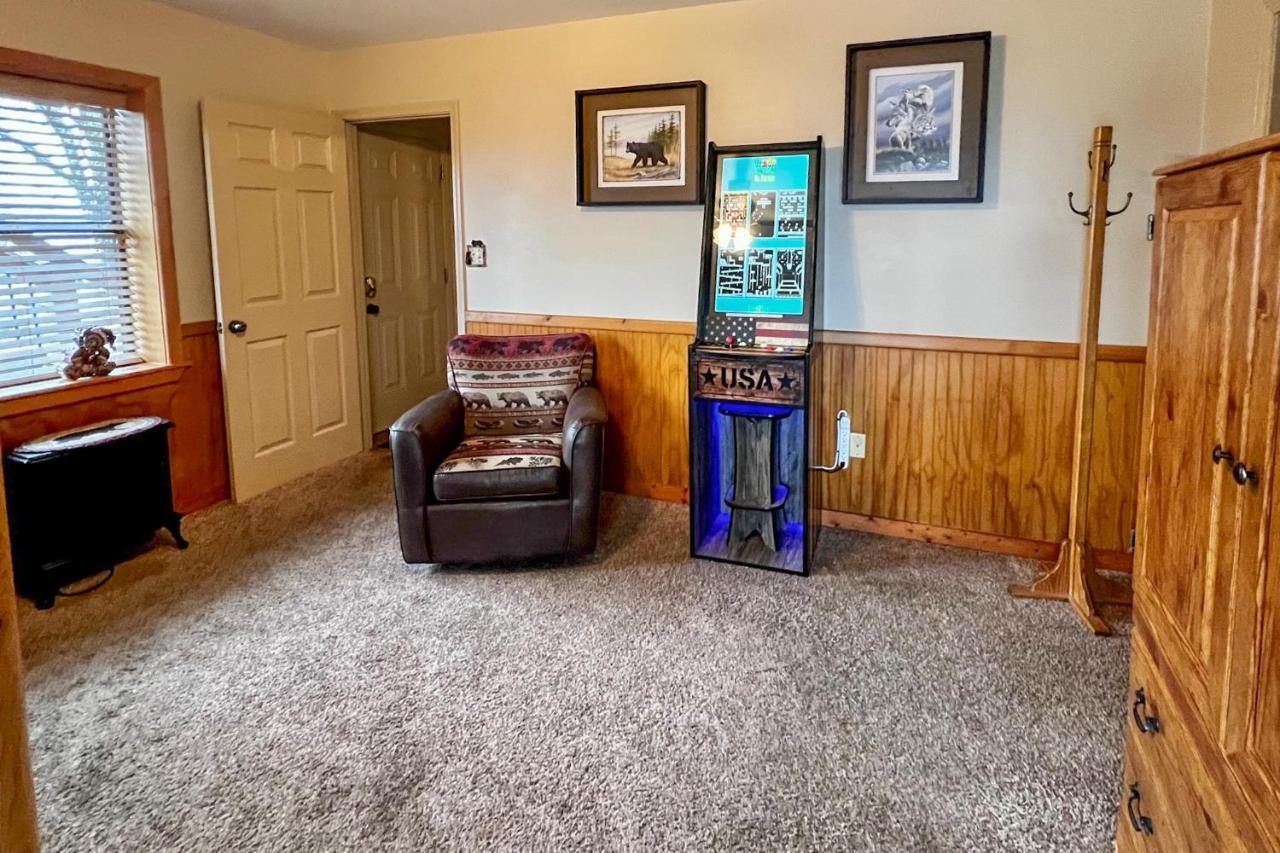 Smoky Mountain Retreat With Hot Tub, Arcade Games Villa Pigeon Forge Luaran gambar
